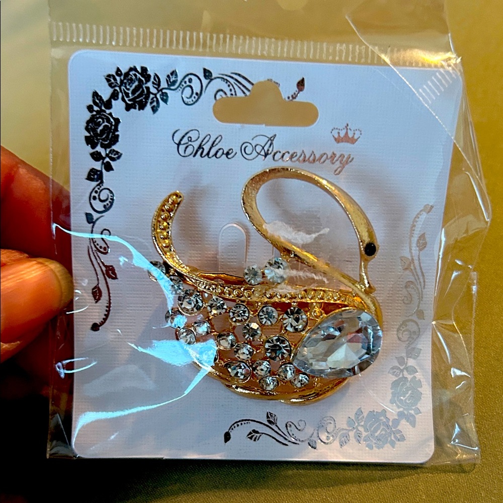 Chloe accessory gold tone, swan brooch